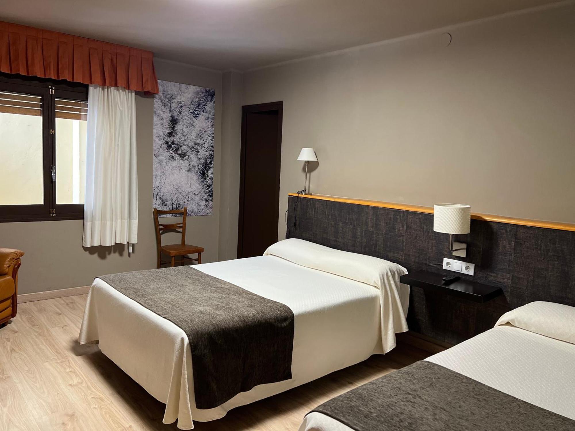 Hotel Juan Canejan Les Exterior photo