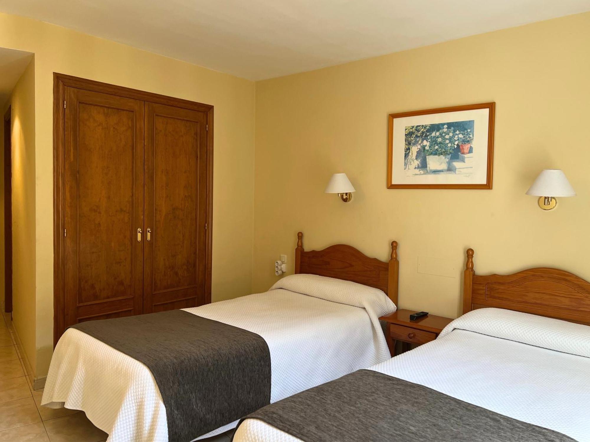 Hotel Juan Canejan Les Exterior photo